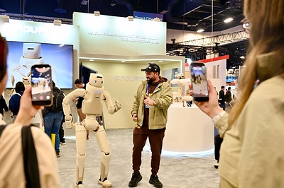 Fourier GR-3 in front of visitors at CES 2026